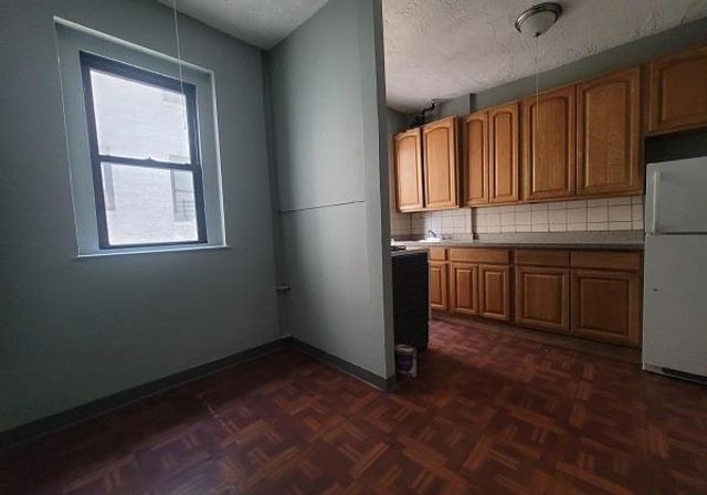 2168 35th St Apt 3C, New York City, NY 11105