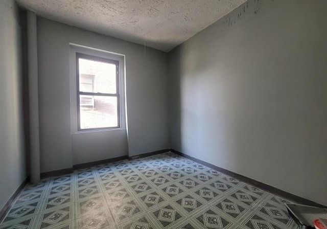 2168 35th St Apt 3C, New York City, NY 11105