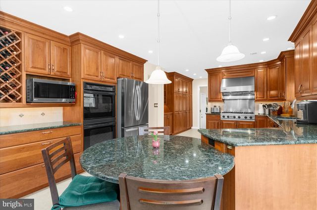 6 CAMILA DR, Pittstown, NJ 08867