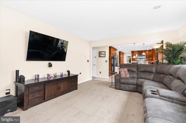 6 CAMILA DR, Pittstown, NJ 08867