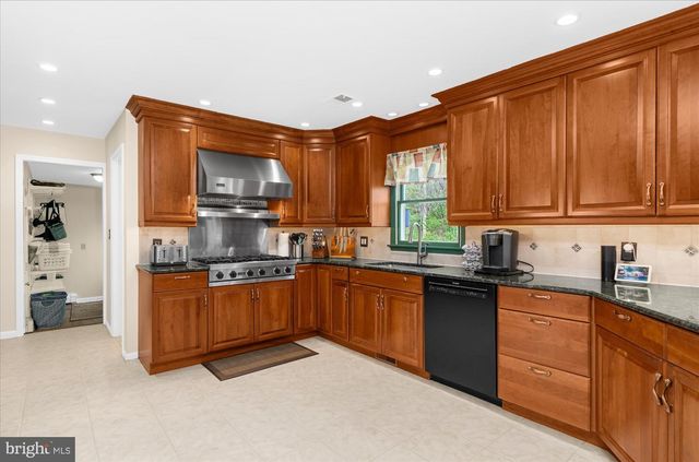 6 CAMILA DR, Pittstown, NJ 08867