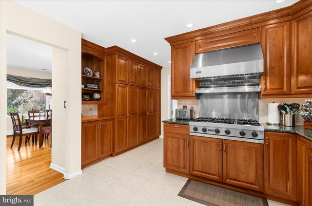 6 CAMILA DR, Pittstown, NJ 08867