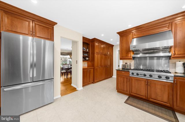 6 CAMILA DR, Pittstown, NJ 08867