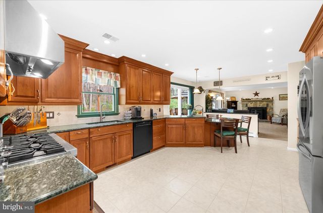 6 CAMILA DR, Pittstown, NJ 08867