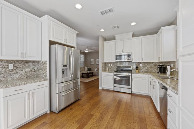 3041 Village Center Dr, Roseville, CA 95747