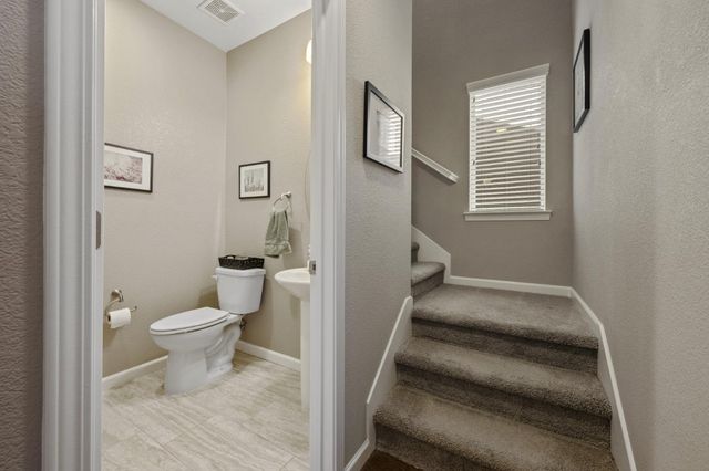3041 Village Center Dr, Roseville, CA 95747