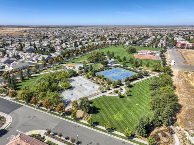 3041 Village Center Dr, Roseville, CA 95747