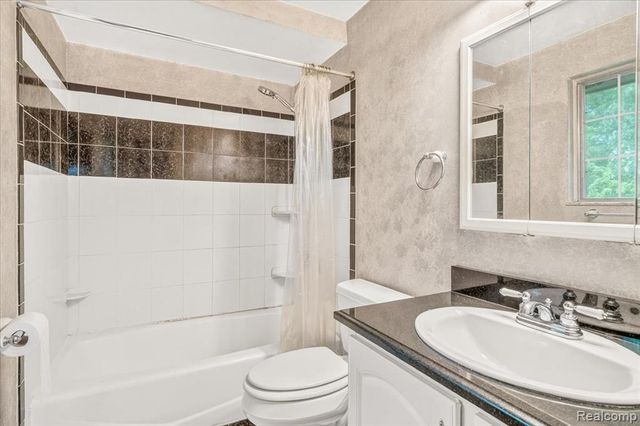 3281 Royal Boulevard, Commerce Twp, MI 48382