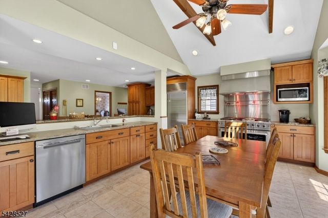 2 W View Dr, Raritan Twp., NJ 08822