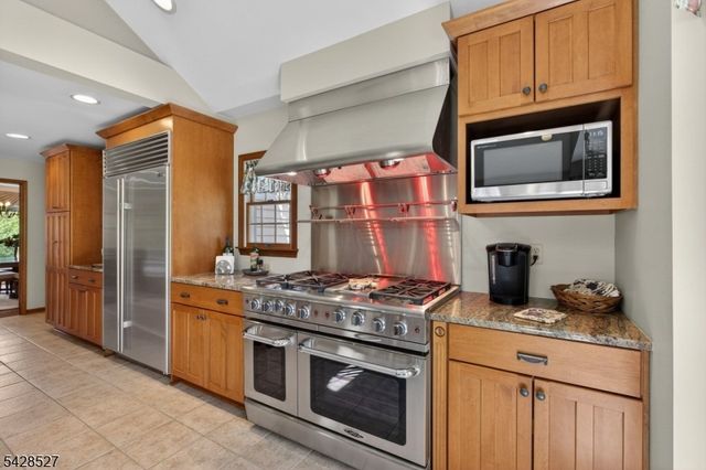 2 W View Dr, Raritan Twp., NJ 08822