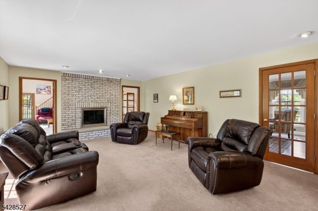 2 W View Dr, Raritan Twp., NJ 08822