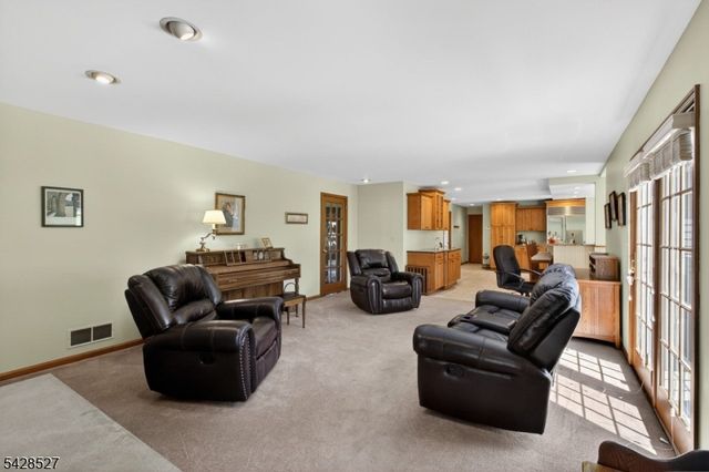 2 W View Dr, Raritan Twp., NJ 08822