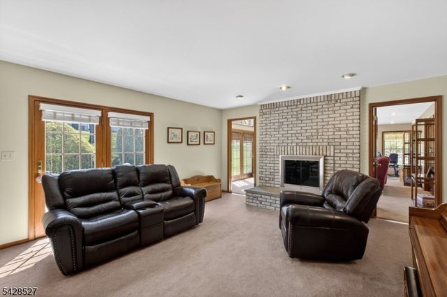 2 W View Dr, Raritan Twp., NJ 08822