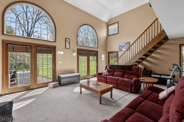 2 W View Dr, Raritan Twp., NJ 08822