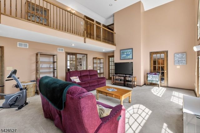 2 W View Dr, Raritan Twp., NJ 08822