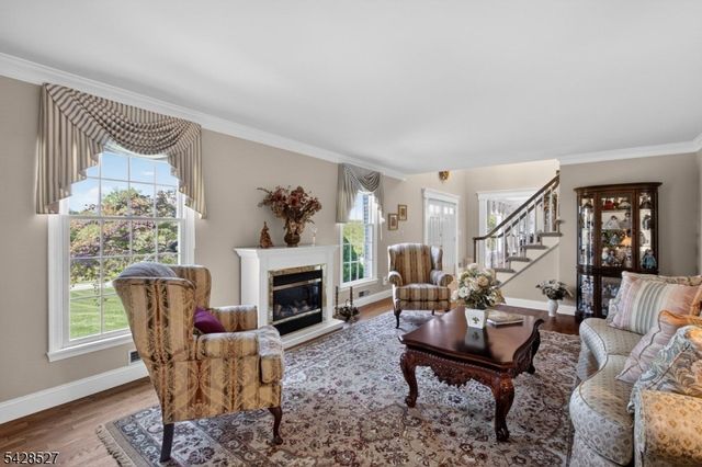 2 W View Dr, Raritan Twp., NJ 08822
