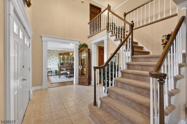 2 W View Dr, Raritan Twp., NJ 08822