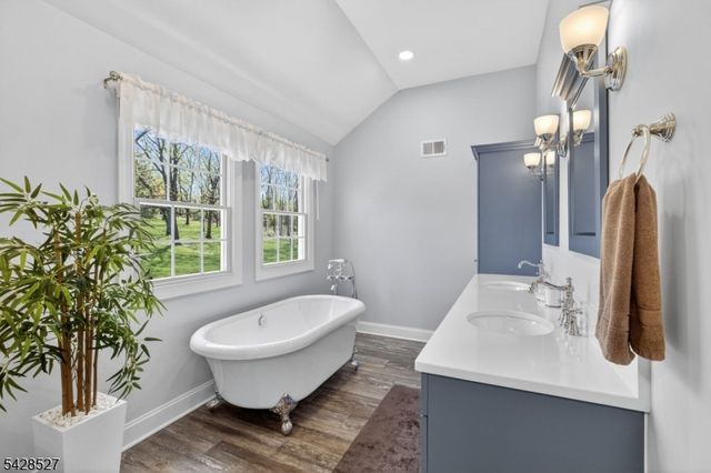2 W View Dr, Raritan Twp., NJ 08822