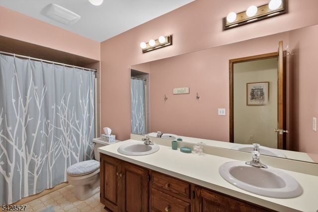 2 W View Dr, Raritan Twp., NJ 08822