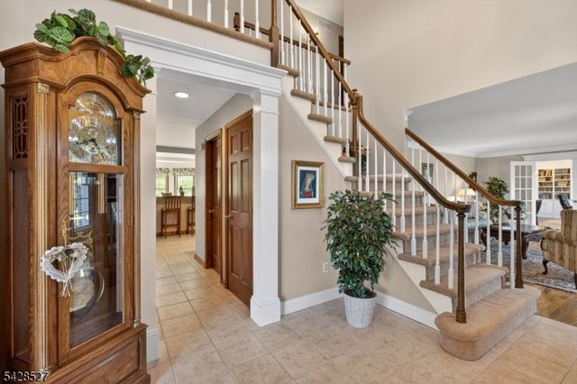 2 W View Dr, Raritan Twp., NJ 08822