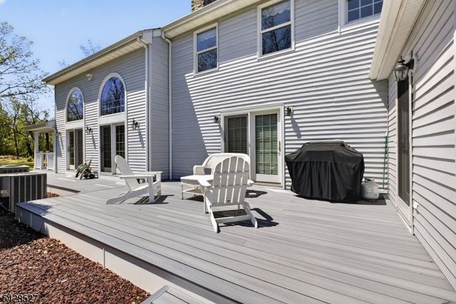 2 W View Dr, Raritan Twp., NJ 08822