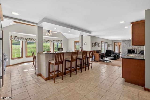 2 W View Dr, Raritan Twp., NJ 08822