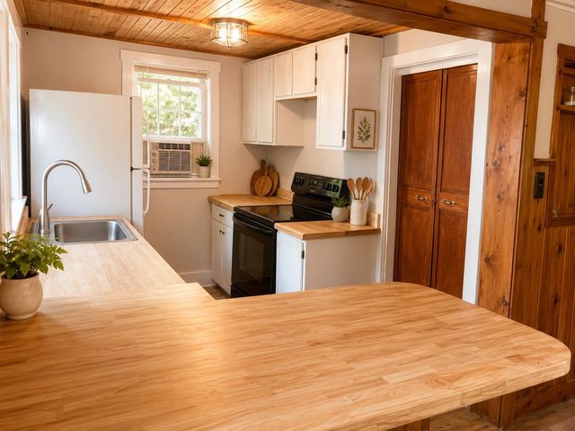 9 Pinecrest Road, Raymond, NH 03077