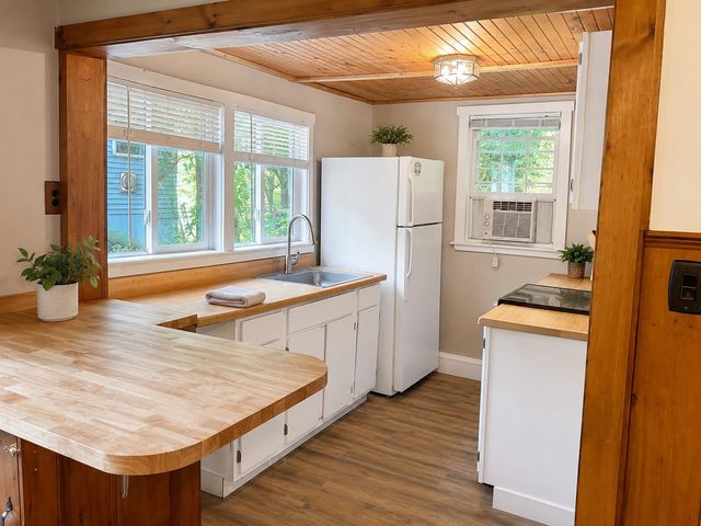 9 Pinecrest Road, Raymond, NH 03077