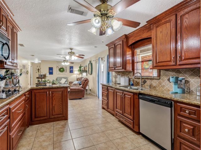 1348 Gifford Road, Angleton, TX 77515