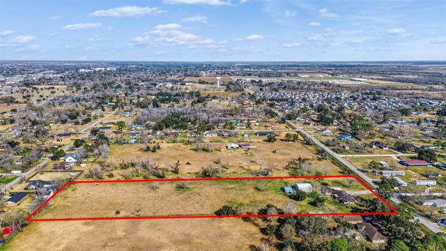 1348 Gifford Road, Angleton, TX 77515