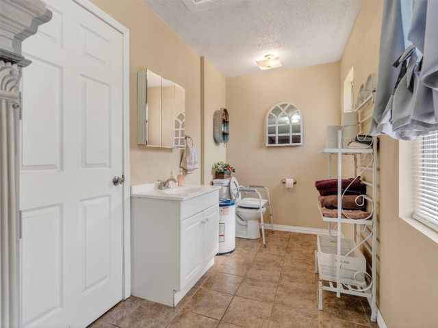 1348 Gifford Road, Angleton, TX 77515