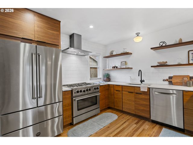 8806 Se TAYLOR St, Portland, OR 97216