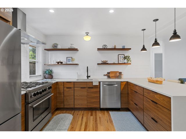 8806 Se TAYLOR St, Portland, OR 97216