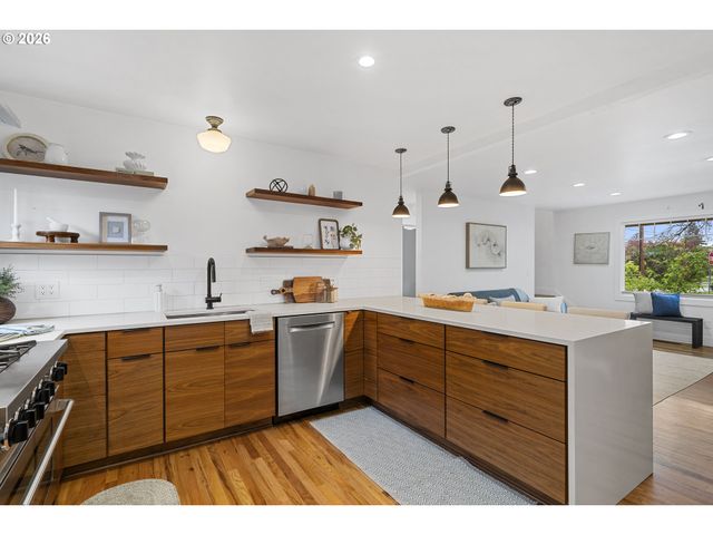 8806 Se TAYLOR St, Portland, OR 97216