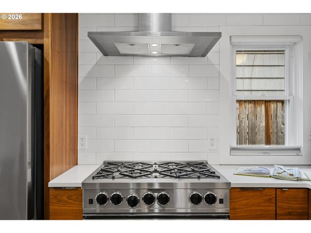 8806 Se TAYLOR St, Portland, OR 97216