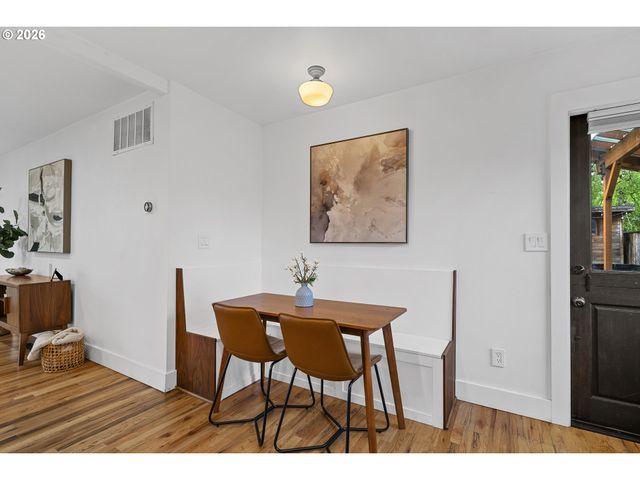 8806 Se TAYLOR St, Portland, OR 97216