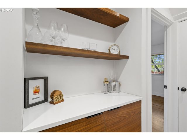 8806 Se TAYLOR St, Portland, OR 97216