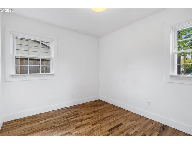 8806 Se TAYLOR St, Portland, OR 97216