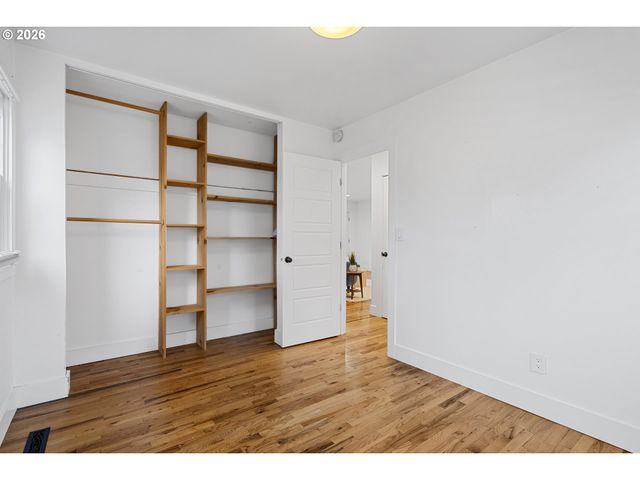 8806 Se TAYLOR St, Portland, OR 97216