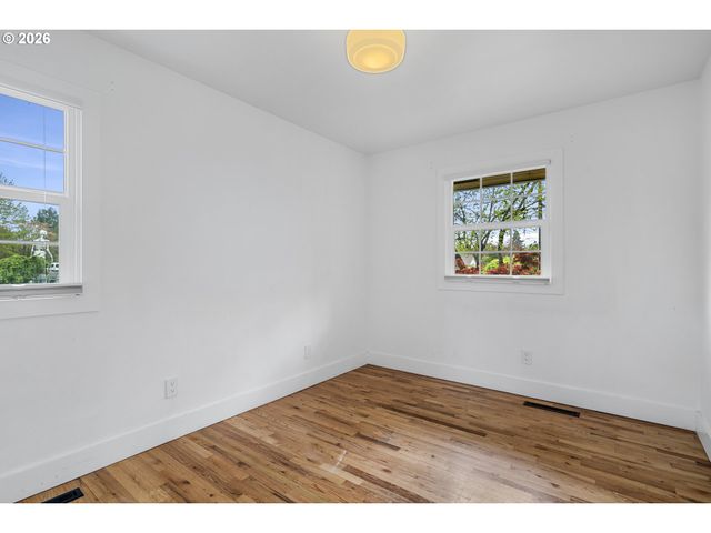 8806 Se TAYLOR St, Portland, OR 97216