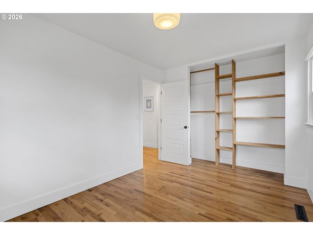 8806 Se TAYLOR St, Portland, OR 97216