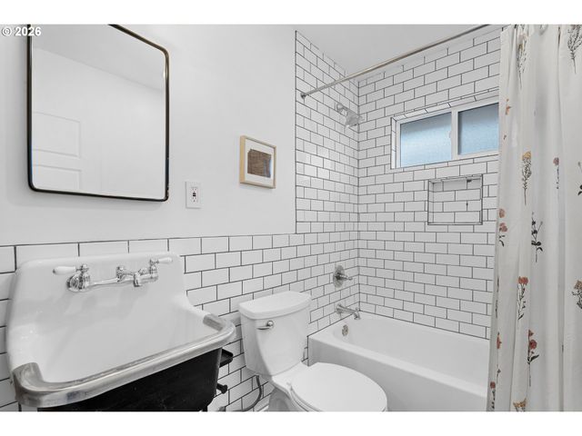 8806 Se TAYLOR St, Portland, OR 97216