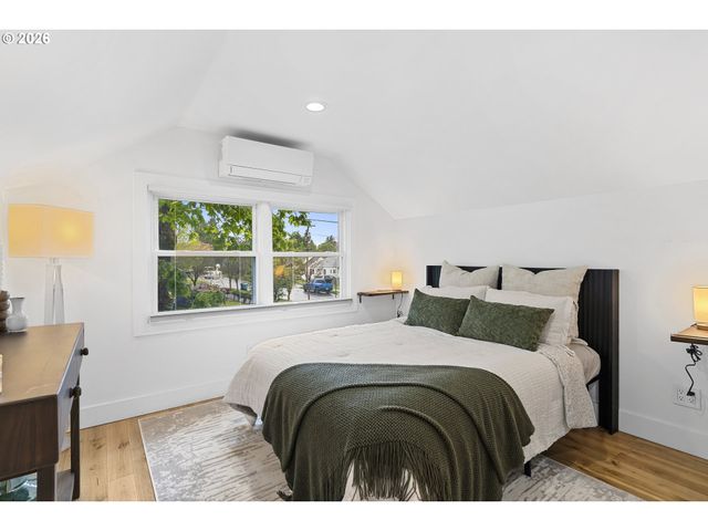 8806 Se TAYLOR St, Portland, OR 97216