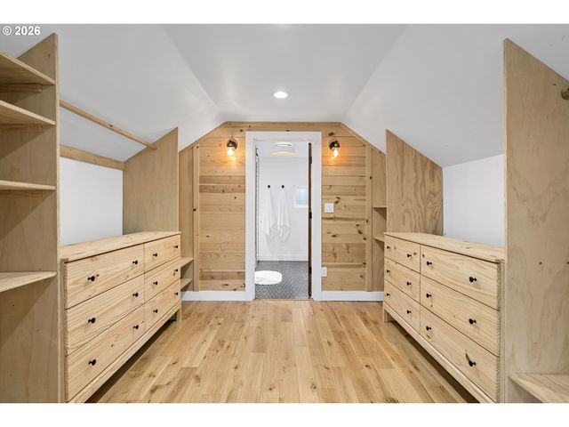 8806 Se TAYLOR St, Portland, OR 97216