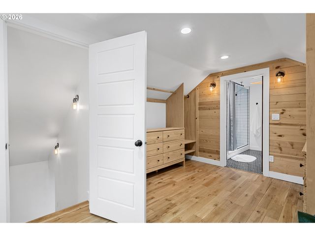 8806 Se TAYLOR St, Portland, OR 97216