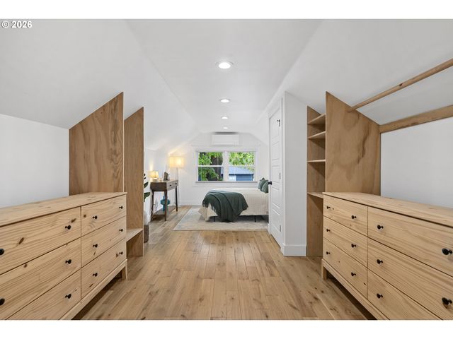 8806 Se TAYLOR St, Portland, OR 97216