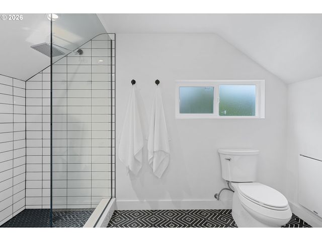 8806 Se TAYLOR St, Portland, OR 97216