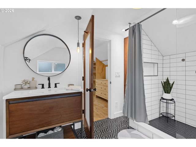 8806 Se TAYLOR St, Portland, OR 97216