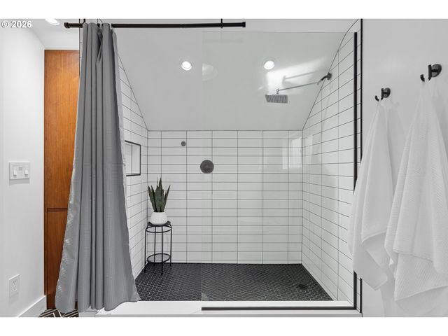 8806 Se TAYLOR St, Portland, OR 97216