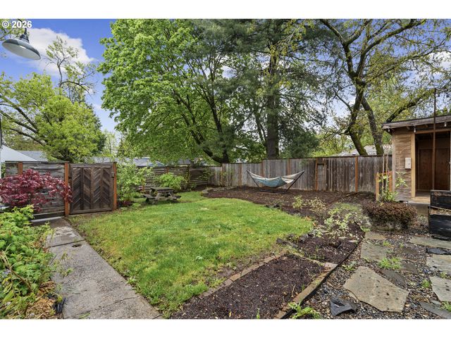 8806 Se TAYLOR St, Portland, OR 97216